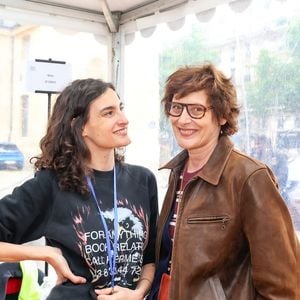 Nine d'Urso et sa mère Inès de la Fressange lors de la 3ème édition du salon du livre à Saint-Germain-des-Prés "Des pages avant la plage" à Paris le 6 juin 2026. © Jack Tribeca / Bestimage