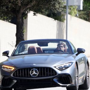 EXCLUSIVE Thousand Oaks, CA L'air solennel après quelques jours difficiles, Jayden Federline a été aperçu quittant le manoir de sa mère Britney Spears à Thousand Oaks, grimpant au volant de l'une des élégantes voitures de sport Mercedes de la pop star. L'adolescent semblait plongé dans ses pensées suite à la récente affaire de conduite en état d'ivresse de sa mère Britney.
Sur la photo : Jayden Federline