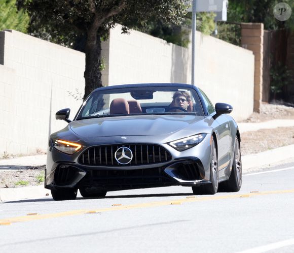 EXCLUSIVE Thousand Oaks, CA L'air solennel après quelques jours difficiles, Jayden Federline a été aperçu quittant le manoir de sa mère Britney Spears à Thousand Oaks, grimpant au volant de l'une des élégantes voitures de sport Mercedes de la pop star. L'adolescent semblait plongé dans ses pensées suite à la récente affaire de conduite en état d'ivresse de sa mère Britney.



Sur la photo : Jayden Federline