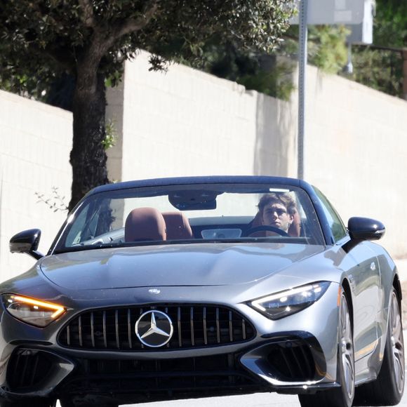 EXCLUSIVE Thousand Oaks, CA L'air solennel après quelques jours difficiles, Jayden Federline a été aperçu quittant le manoir de sa mère Britney Spears à Thousand Oaks, grimpant au volant de l'une des élégantes voitures de sport Mercedes de la pop star. L'adolescent semblait plongé dans ses pensées suite à la récente affaire de conduite en état d'ivresse de sa mère Britney.



Sur la photo : Jayden Federline