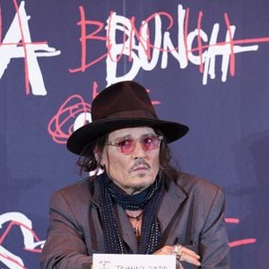 Johnny Depp donne une conférence de presse pour son exposition "A Bunch of Stuff" à Tokyo (Japon), le 27 novembre 2025.