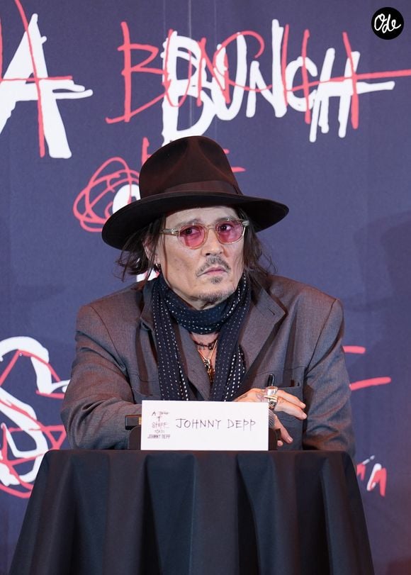 Johnny Depp donne une conférence de presse pour son exposition "A Bunch of Stuff" à Tokyo (Japon), le 27 novembre 2025.