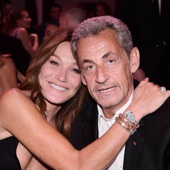 Carla Bruni-Sarkozy et son mari Nicolas Sarkozy - 19ème "Diner de la Mode" au bénéfice de Sidaction au Pavillon Cambon Capucines dans le cadre de la Fashion Week de Paris, France. Le 7 juillet 2022. 
© Rachid Bellak / Bestimage
