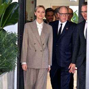 Le prince Albert II de Monaco et la princesse Charlene ont visité en compagnie de M. Thomas Bataglione, l'administrateur et directeur général de la SMEG, le nouveau siège social de la société, installé dans le quartier de Fontvieille à Monaco, le 15 octobre 2025. © Bruno Bebert / Bestimage