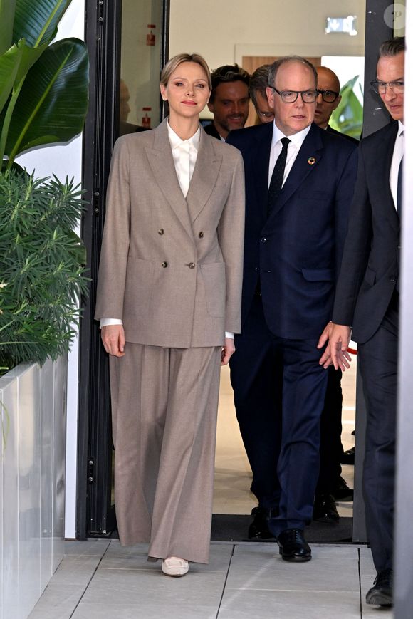 Le prince Albert II de Monaco et la princesse Charlene ont visité en compagnie de M. Thomas Bataglione, l'administrateur et directeur général de la SMEG, le nouveau siège social de la société, installé dans le quartier de Fontvieille à Monaco, le 15 octobre 2025. © Bruno Bebert / Bestimage