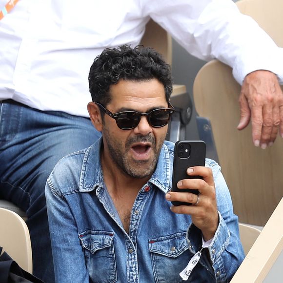 Interviewé par "Eurosport", Kader Nouni s'était ainsi rappelé de ce match où l'humoriste lui avait posé quelques problèmes. Pour rappel, il s'agissait du match qui opposait Barbora Krejcikova et Anastasia Pavlyuchenkova.

Jamel Debbouze fait le show dans les tribunes des internationaux de France Roland Garros à Paris le 12 juin 2021. © Dominique Jacovides / Bestimage