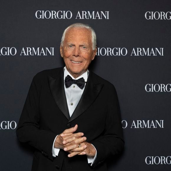 Giorgio Armani est décédé ce jeudi 4 septembre. 

 Les célébrités au défilé de mode prêt-à-porter printemps-été 2025 de Giorgio Armani ‘’In Viaggio – On a Journey’’ à New York, NY, USA, le 17 octobre 2024. © SGP/Bestimage