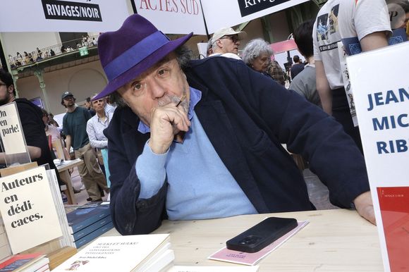 Jean-Michel Ribes en dédicace lors du 5ème festival du Livre de Paris au Grand Palais (17 - 19 avril 2026) à Paris, le 19 avril 2026. 
© Cédrice Perrin / Bestimage