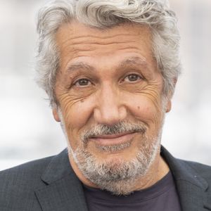 Devenu grand-père à deux reprises grâce à sa fille Louise – qui a elle-même une fille et un garçon prénommé Néo – l’acteur de 66 ans n’a jamais été aperçu en public aux côtés de sa première compagne, mère de sa progéniture.

Alain Chabat au photocall de "Le Petit Nicolas - Qu'est ce qu'on attend pour être heureux)" lors du 75ème Festival International du Film de Cannes 2022
© Cyril Moreau/Bestimage