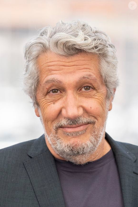 Devenu grand-père à deux reprises grâce à sa fille Louise – qui a elle-même une fille et un garçon prénommé Néo – l’acteur de 66 ans n’a jamais été aperçu en public aux côtés de sa première compagne, mère de sa progéniture.

Alain Chabat au photocall de "Le Petit Nicolas - Qu'est ce qu'on attend pour être heureux)" lors du 75ème Festival International du Film de Cannes 2022
© Cyril Moreau/Bestimage