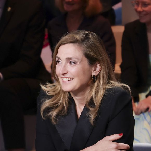 Exclusif - Julie Gayet - Plateau de l'émission "C à vous" lors du 78ème Festival International du Film de Cannes le 19 mai 2025. © Jack Tribeca / Bestimage