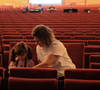 “Joyeux anniversaire mon amour de ma vie”, écrit-elle d’abord écrit. Elle poursuit : “Je traverserais à nouveau toutes les galères de ma vie, toutes les peines si je savais qu’au bout du chemin, ça me ramènerait à toi.”

Elodie Poux pose avec sa fille dans une salle de spectacle. Photo postée sur Instagram le 11 octobre 2026