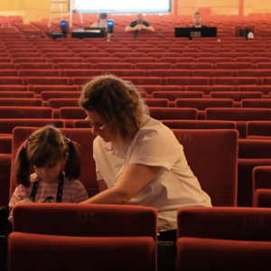 “Joyeux anniversaire mon amour de ma vie”, écrit-elle d’abord écrit. Elle poursuit : “Je traverserais à nouveau toutes les galères de ma vie, toutes les peines si je savais qu’au bout du chemin, ça me ramènerait à toi.”
Elodie Poux pose avec sa fille dans une salle de spectacle. Photo postée sur Instagram le 11 octobre 2026