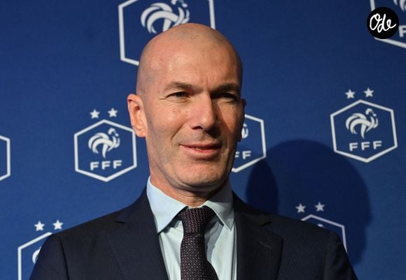 L'ancien international français de football Zinédine Zidane s'exprime lors d'une conférence de presse visant à le présenter comme le nouveau sélectionneur de l'équipe de France, au siège de la Fédération française de football (FFF) à Paris, le 28 juillet 2026. © Christian Liewig/Bestimage