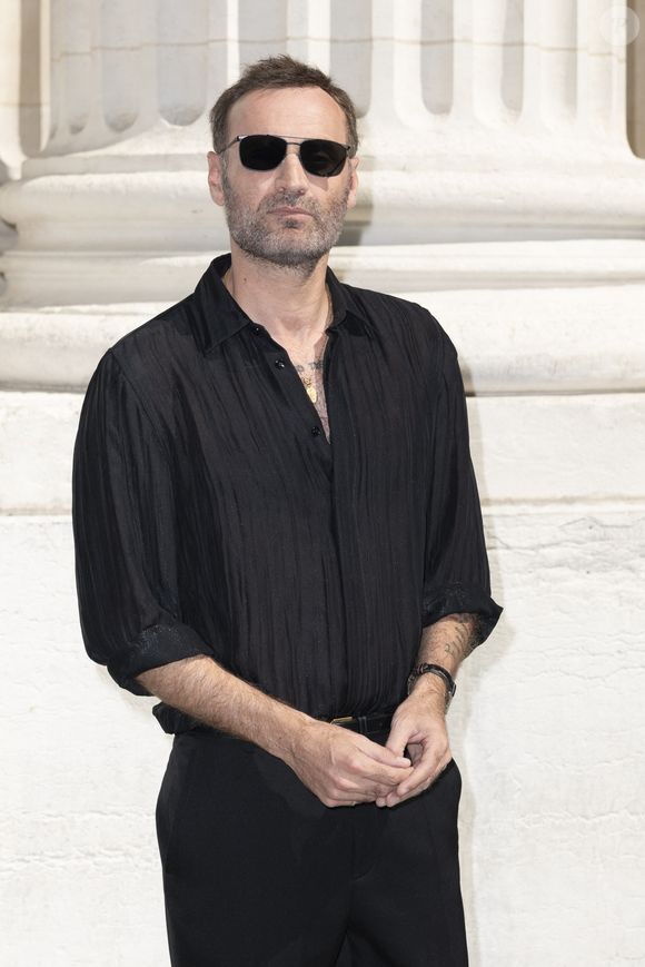 Il a remplacé François Busnel à la tête de l’émission en 2022 et travaille aussi sur RTL.

Augustin Trapenard au premier photocall Saint Laurent de la mode homme Printemps/Été 2026 dans le cadre de la Fashion Week de Paris à la Bourse de Commerce - Pinault Collection, à Paris, France, le 24 juin 2025. © Olivier Borde/Bestimage