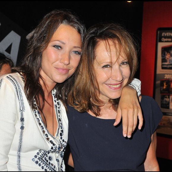 Laura Smet a réagi pour la première fois depuis la mort de sa mère, Nathalie Baye, décédée à 77 ans des suites de la maladie à corps de Lewy. 

Laura Smet et Nathalie Baye à l'avant-première du film "Pauline et François" au Festival du film francophone d'Angoulême. Guillaume Gaffiot/Bestimage