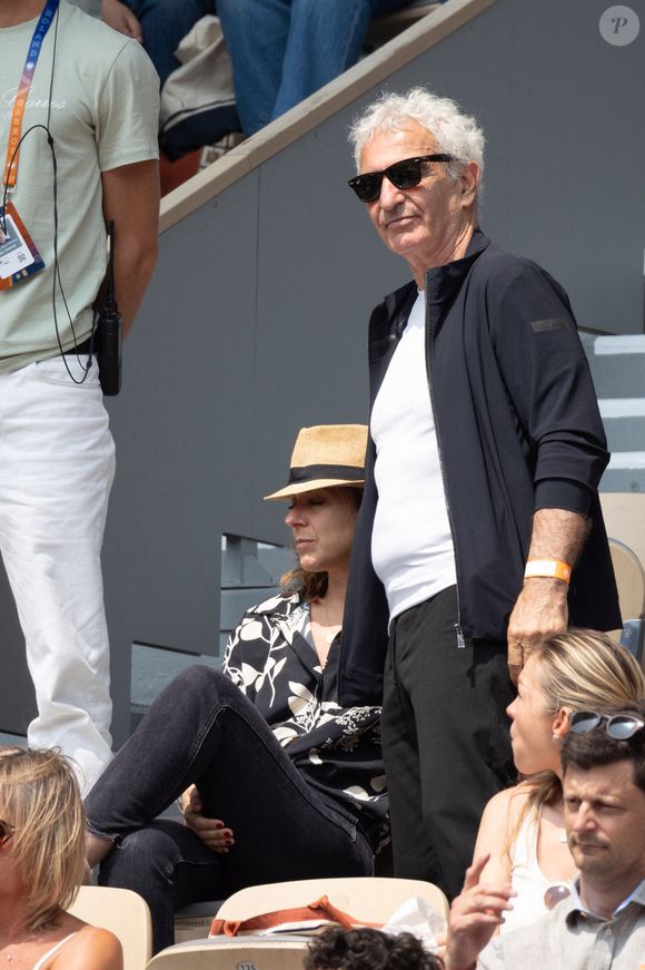 Raymond Domenech et son partenaire en tribune lors des Internationaux de France 2025 à Roland Garros le 03 juin 2025 à Paris, France. Photo de Nasser Berzane/ABACAPRESS.COM