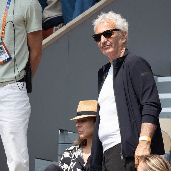 Raymond Domenech et son partenaire en tribune lors des Internationaux de France 2025 à Roland Garros le 03 juin 2025 à Paris, France. Photo de Nasser Berzane/ABACAPRESS.COM