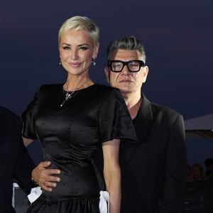 Elle ne regrette pas du tout cette transformation.

Marc Lavoine et sa compagne Adriana Karembeu - Personnalités présentes à la « Roaring Party », soirée organisée à l'occasion du 65e anniversaire du Festival de télévision de Monte-Carlo au Monte-Carlo Bay, le 15 juin 2026.

© Denis Guignebourg / Bestimage