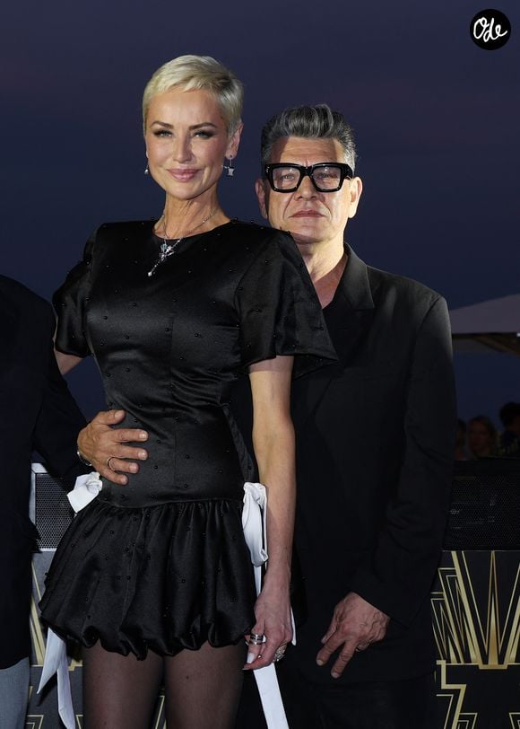 Elle ne regrette pas du tout cette transformation.

Marc Lavoine et sa compagne Adriana Karembeu - Personnalités présentes à la « Roaring Party », soirée organisée à l'occasion du 65e anniversaire du Festival de télévision de Monte-Carlo au Monte-Carlo Bay, le 15 juin 2026.

© Denis Guignebourg / Bestimage