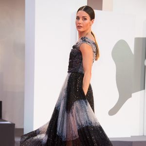 En plus d'être actrice et photographe, Natasha Andrews est instructrice certifiée de yoga, praticienne en nutrition intégrative et ayurvéda, et créatrice de retraites holistiques ancrées dans les rythmes saisonniers

Natasha Andrews - Red carpet du film "Amants" lors de la 77ème édition du Festival international du film de Venise, la Mostra. Le 3 septembre 2020. © SGP / BESTIMAGE