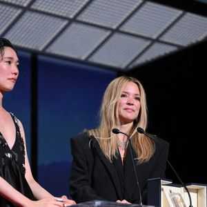 L'actrice japonaise Tao Okamoto et l'actrice belge Virginie Efira lors de la cérémonie de clôture de la 79e édition du Festival de Cannes à Cannes, France, le 23 mai 2026. Photo par Eliot Blondet/Abaca