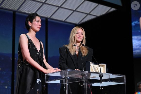 L'actrice japonaise Tao Okamoto et l'actrice belge Virginie Efira lors de la cérémonie de clôture de la 79e édition du Festival de Cannes à Cannes, France, le 23 mai 2026. Photo par Eliot Blondet/Abaca