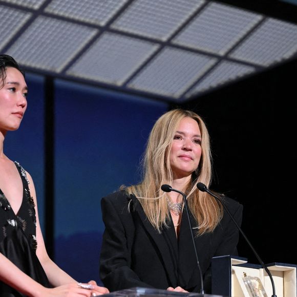 L'actrice japonaise Tao Okamoto et l'actrice belge Virginie Efira lors de la cérémonie de clôture de la 79e édition du Festival de Cannes à Cannes, France, le 23 mai 2026. Photo par Eliot Blondet/Abaca