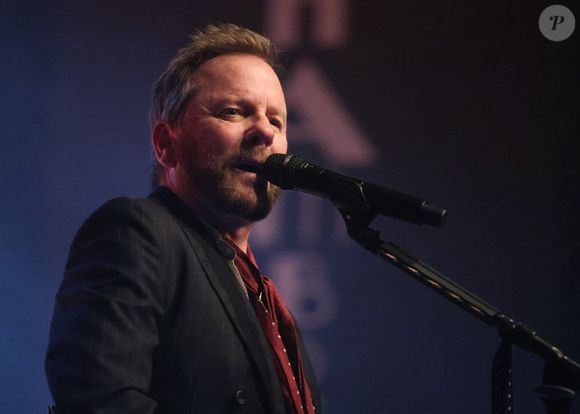 “J’ai deux petits-fils, dont un de 21 ans, qui étudie à Paris, figurez-vous !”, a-t-il déclaré à "Paris Match".

Kiefer Sutherland en concert à l'Alhambra à Paris lors de sa tournée "Love will bring you home" le 8 Mai 2026. © Denis Guignebourg / Bestimage
