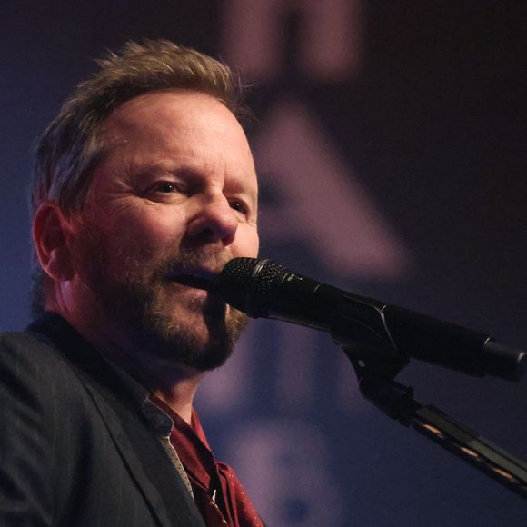 “J’ai deux petits-fils, dont un de 21 ans, qui étudie à Paris, figurez-vous !”, a-t-il déclaré à "Paris Match".

Kiefer Sutherland en concert à l'Alhambra à Paris lors de sa tournée "Love will bring you home" le 8 Mai 2026. © Denis Guignebourg / Bestimage