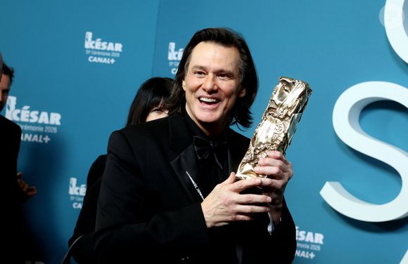 Il est brièvement réapparu sous le feu des projecteurs lors de la 51e cérémonie des César en 2026 pour y recevoir un prix d'honneur.

Jim Carrey (César d'Honneur pour l'ensemble de sa carrière) - Press room de la 51ème cérémonie des César, à l'Olympia. Paris, le 26 février 2026.
© Dominique Jacovides/Bestimage