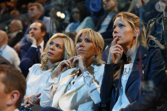 Brigitte Macron, Laurence Auzière Jourdan et Tiphaine Auzière à l'AccorHotels Arena à Paris, le 17 avril 2017.

Photo : Dominique Jacovides - Sébastien Valiela / Bestimage