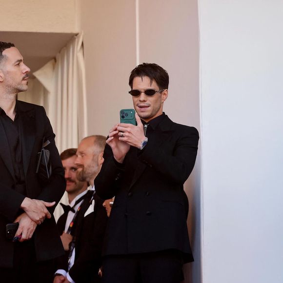 le comédien français n'a pas hésité à dégainer son téléphone pour capturer cet instant précieux.

François Civil - Montée des marches du film " Garance " lors du 79ème Festival International du Film de Cannes, le 17 mai 2026. © Jacovides-Moreau / Bestimage
|J - Montée des marches du film " Garance " lors du 79ème Festival International du Film de Cannes