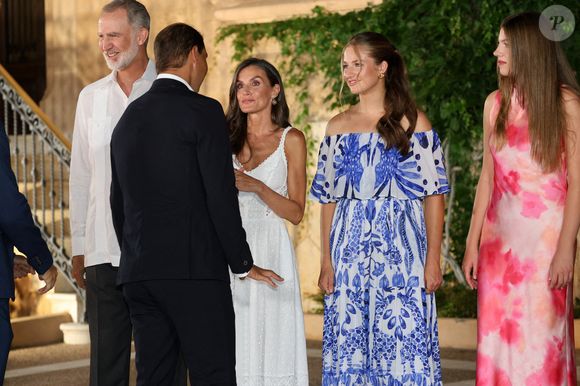 Après avoir accueilli au palais Marivent sur l'île de Majorque Rafael Nadal lors d'une réception marquant le début de leurs vacances privées, Felipe, Letizia et Leonor et Sofia ont filé voir une exposition 

Le roi Felipe, la reine Letiza et la princesse Leonor avec Rafael Nadal lors de la réception des autorités et d'une représentation de la société des Baléares au Palais Marivent, le 4 août 2025, à Palma de Majorque (Îles Baléares, Espagne). Photo by Raul Terrel/Europa Press/ABACAPRESS.COM