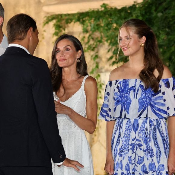 Après avoir accueilli au palais Marivent sur l'île de Majorque Rafael Nadal lors d'une réception marquant le début de leurs vacances privées, Felipe, Letizia et Leonor et Sofia ont filé voir une exposition 

Le roi Felipe, la reine Letiza et la princesse Leonor avec Rafael Nadal lors de la réception des autorités et d'une représentation de la société des Baléares au Palais Marivent, le 4 août 2025, à Palma de Majorque (Îles Baléares, Espagne). Photo by Raul Terrel/Europa Press/ABACAPRESS.COM