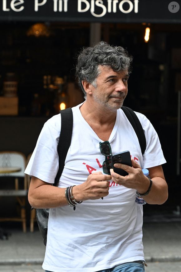"Peu importe le nombre, tant qu’il y a la force, l’énergie, la passion et le professionnalisme. Quelles que soient les épreuves, je suis là pour travailler à vos côtés. Rendez-vous le 30 juin pour vous dévoiler la phase 2 de Stéphane Plaza Immobilier. Ce n’est que le début", écrit-il, sans en dire plus.

Exclusif - Stéphane Plaza lors de l'hommage à l’acteur Yannik Mazzilli (Scènes de ménages) au théâtre de la Renaissance à Paris, France, le 2 août 2024.