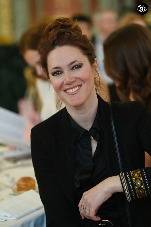 Elle a notamment présenté "Fan de" et interviewé de nombreuses stars internationales, dont Beyoncé.

Exclusif - Sandra Lou - Déjeuner du Chinese Business Club à Paris, à l'occasion de la Journée internationale des droits des femmes. Le 7 mars 2022 © Rachid Bellak / Bestimage