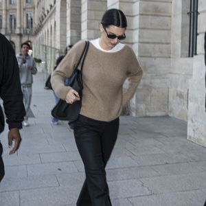 Kendall Jenner se promène place Vendôme à Paris le 24 avril 2025. © Yehiel Chekroune / Bestimage Yehiel Chekroune / Bestimage