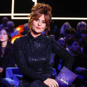 Un rendez-vous qui ne permet toutefois plus à celle qui se serait séparée de son mari Maxime Chattam selon Voici de présenter son émission première en direct. 

Exclusif - Faustine Bollaert - Backstage - Enregistrement de l'émission "La Boîte à secrets", au Studio du Lendit, présentée par F.Bollaert et diffusée le 17 janvier sur France 3. Le 17 décembre 2024
© Christophe Clovis / Bestimage