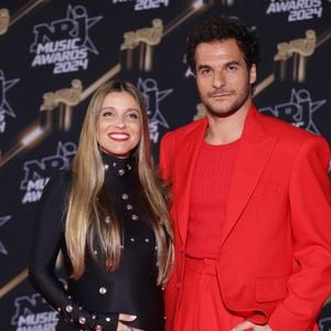 Amir et sa femme Lital, enceinte de leur troisième enfant, au photocall de la 26ème édition des NRJ Music Awards à Cannes, le 1er novembre 2024. 
© Guignebourg / Bebert / Bestimage