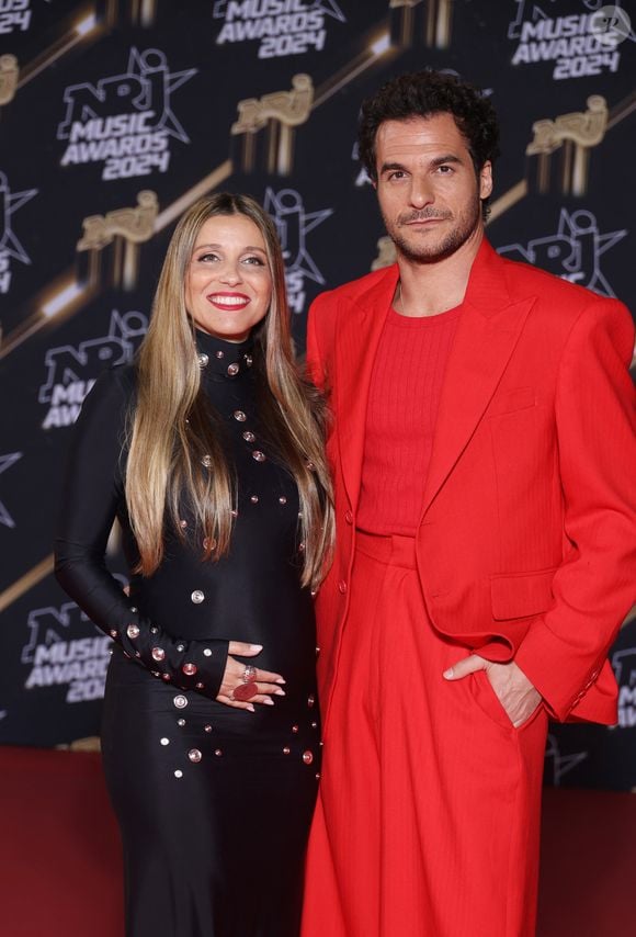 Amir et sa femme Lital, enceinte de leur troisième enfant, au photocall de la 26ème édition des NRJ Music Awards à Cannes, le 1er novembre 2024. 
© Guignebourg / Bebert / Bestimage