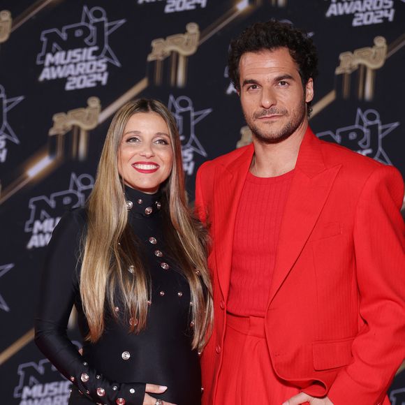 Amir et sa femme Lital, enceinte de leur troisième enfant, au photocall de la 26ème édition des NRJ Music Awards à Cannes, le 1er novembre 2024. 
© Guignebourg / Bebert / Bestimage