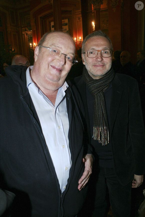 Bernard Mabille, Laurent Ruquier - People en backstage du nouveau spectacle de Bernard Mabille "De la tête aux pieds" au théâtre Antoine à Paris le 14 novembre 2016.
JLPPA / Bestimage