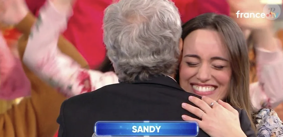 Sandy, l'actuelle maestro de N'oubliez pas les paroles sur France 2, dans les bras de Nagui
