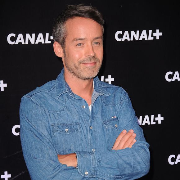 Aujourd’hui, à l’approche de ses 51 ans, il n’en a plus besoin.

Yann Barthes et l'equipe du 'Petit Journal' lors de la soiree de rentree Canal plus organisee a Paris,  le 28 aout 2013 .