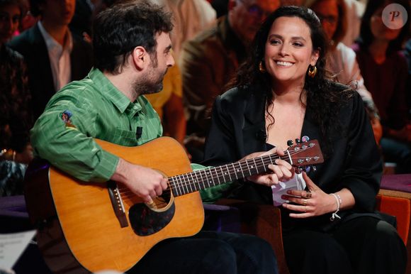 Exclusif - Joseph Chedid et sa soeur Anna lors de l'enregistrement de l'émission "Famille je vous aime" présentée par M. Drucker et qui sera diffusée le 13 juin 2025 sur France 3, aux Studios rive gauche à Paris, France, le 15 avril 2025. © Clovis-Gaffiot/Bestimage