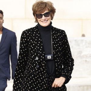 Inès de La Fressange - Arrivées au défilé de mode féminine Chanel printemps-été 2025 lors de la Fashion Week de Paris (PFW), au Grand Palais, à Paris, France, le 1er octobre 2024. © Aubert-Clovis/Bestimage
