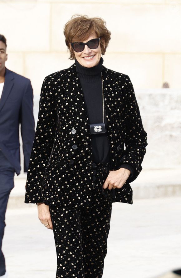 Inès de La Fressange - Arrivées au défilé de mode féminine Chanel printemps-été 2025 lors de la Fashion Week de Paris (PFW), au Grand Palais, à Paris, France, le 1er octobre 2024. © Aubert-Clovis/Bestimage