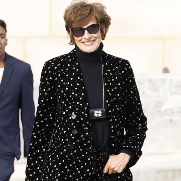 Inès de La Fressange - Arrivées au défilé de mode féminine Chanel printemps-été 2025 lors de la Fashion Week de Paris (PFW), au Grand Palais, à Paris, France, le 1er octobre 2024. © Aubert-Clovis/Bestimage