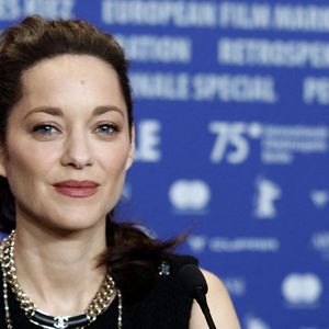 Un premier rôle bien loin d'être celui qu'elle a décroché dans "Taxi" comme beaucoup peuvent le penser.

Marion Cotillard - Conférence de presse du film "The Ice Tower" lors de la 75ème édition du festival international du film de Berlin (La Berlinale 2025), le 16 février 2025. Action Press / Bestimage
